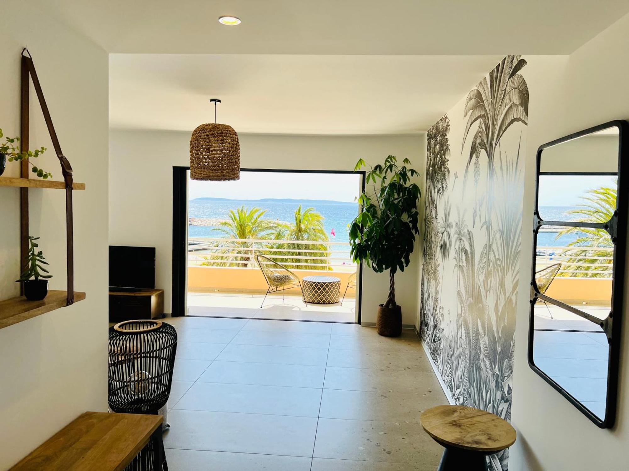 Appartement T3 Lumineux Traversant Totalement Neuf En Face De La Plage Front De Mer Vue Sur Les Iles Vue Mer Panoramique Assuree Residence De La Plage Centre Ville Du Lavandou 3Eme Etage Avec Ascenseur Appartement T3 Le Lavandou Bagian luar foto