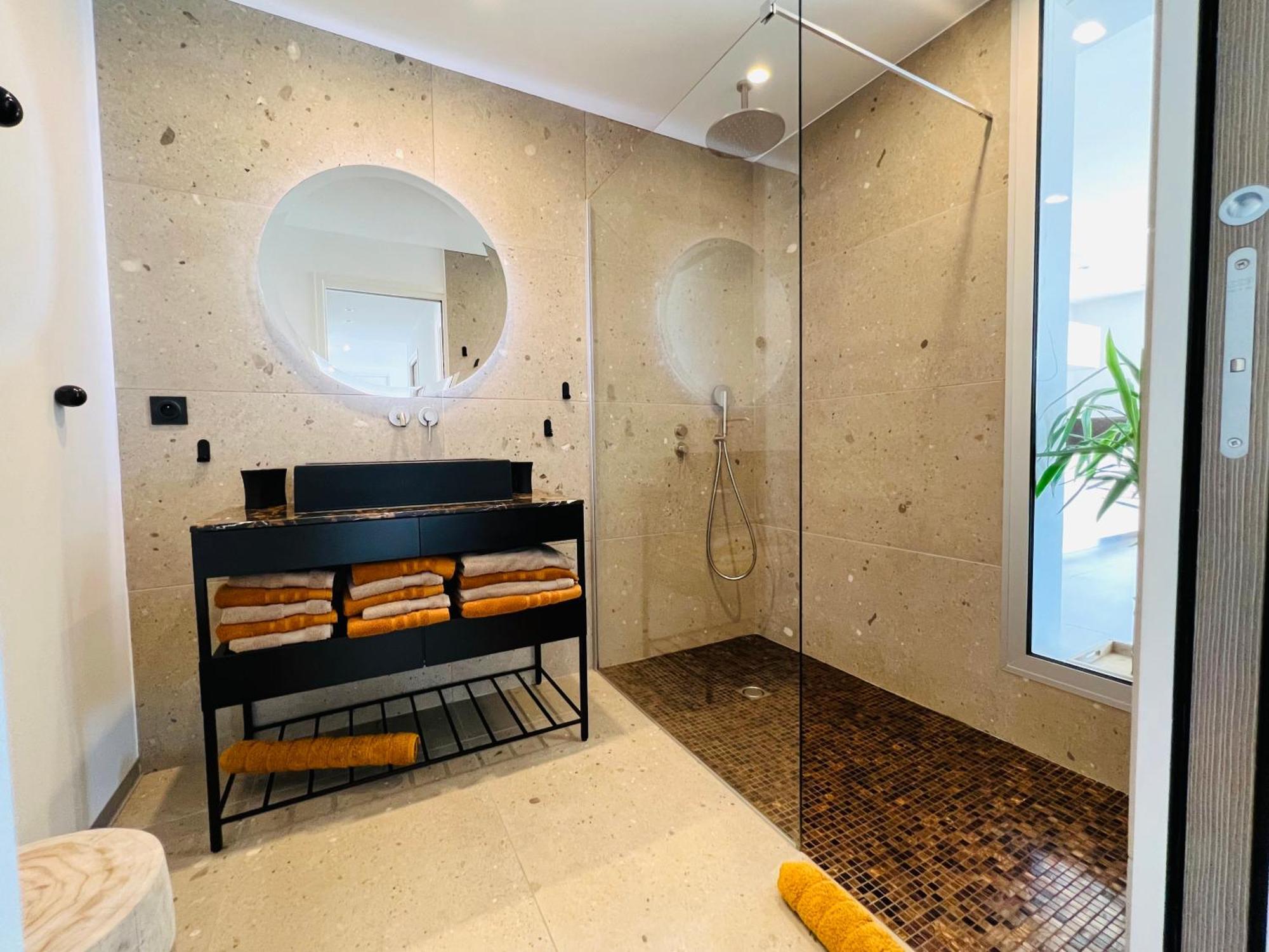 Appartement T3 Lumineux Traversant Totalement Neuf En Face De La Plage Front De Mer Vue Sur Les Iles Vue Mer Panoramique Assuree Residence De La Plage Centre Ville Du Lavandou 3Eme Etage Avec Ascenseur Appartement T3 Le Lavandou Bagian luar foto